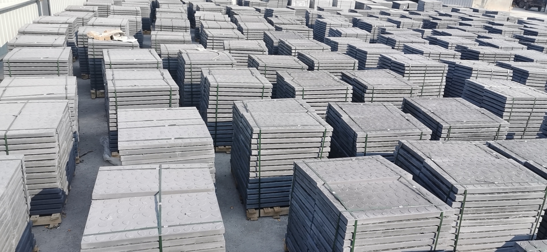 發往湖北荊州市蒙華鐵路22標一工區橋梁電纜溝蓋板